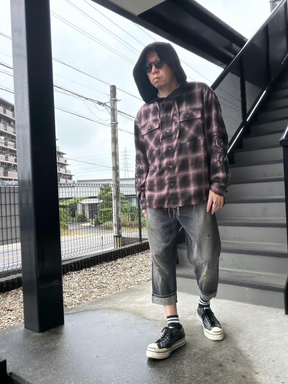 ピンク系のシャツ/ブラウス、ブラック系のデニムパンツ、その他のサングラスを着用したメンズの秋コーディネートの2枚目の写真