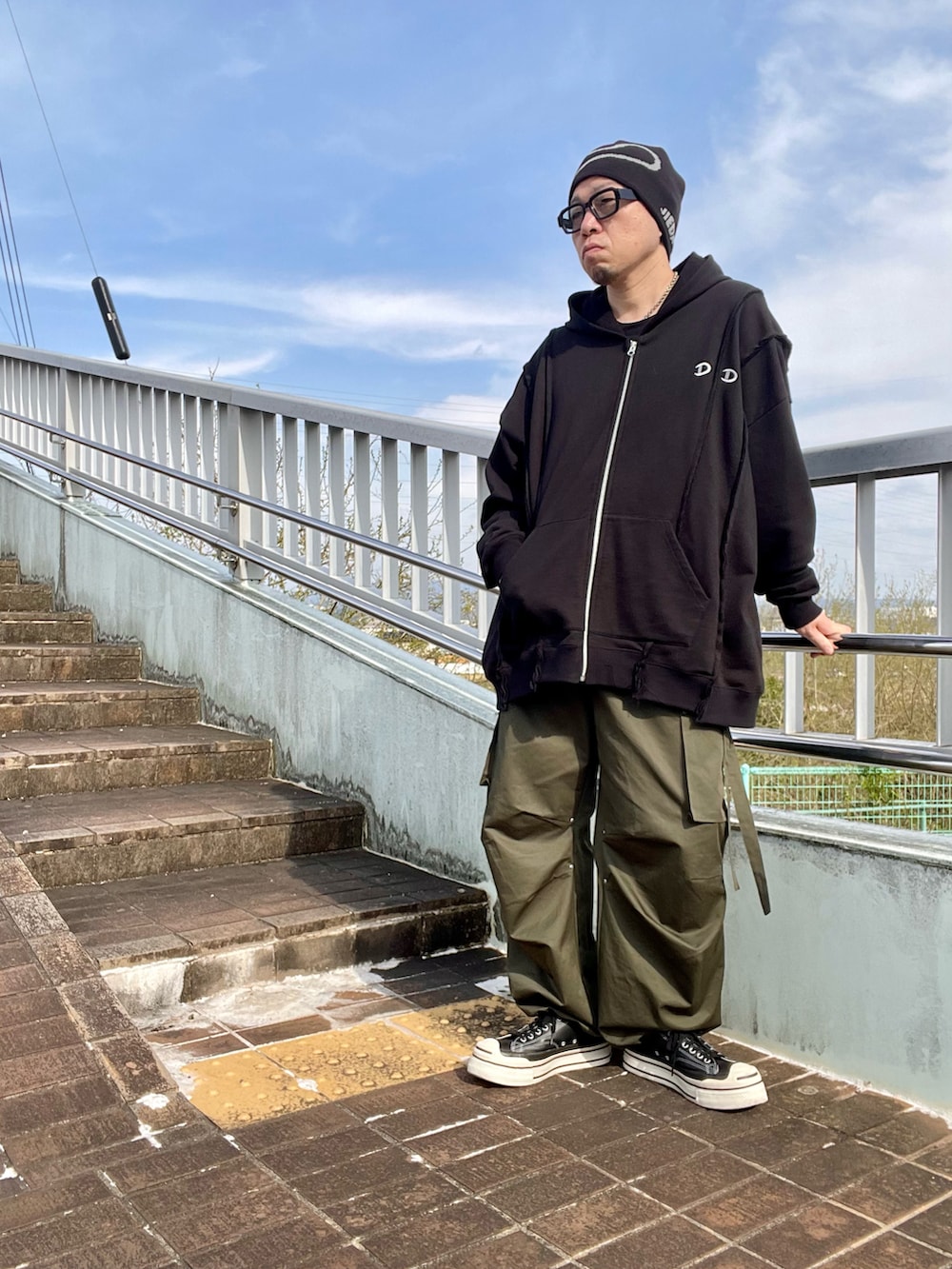 「春めき満開コーデ、リメイク、カーゴパンツ、パーカー、ビーニー、サングラス、converse、DISCOVERED、ajouterflow、インスタフォローしてね！、服好きな人と繋がりたい、厚底シューズ」｜「Jiedaの〈別注〉 J LOGO KNIT CAP/ビーニー /ギフトにおすすめ（ニットキャップ/ビーニー、ブラック系）」を使った、クリパン7.12さん（メンズ・169cm）の春コーディネートの2枚目の写真