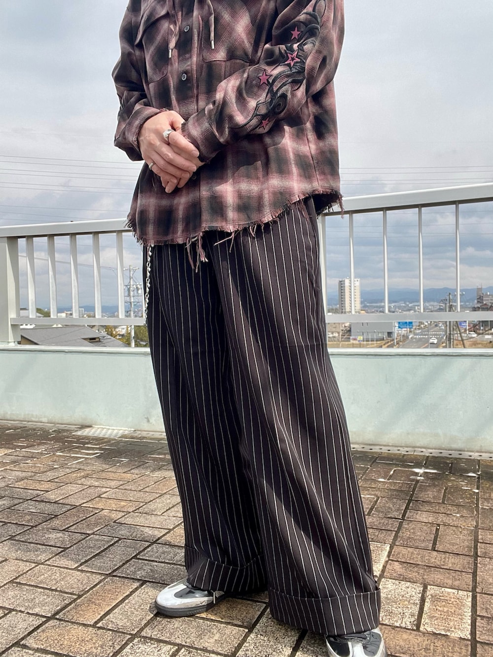 「今日のコーデ、メンズコーデ、春服、スラックス、チェックシャツ、ajouterflow、スニーカー、adidassamba、お洒落さんとつながりたい、インスタフォローしてね！」｜「ajouter flowの【ajouter flow】ombre check shirt hoodie（シャツ/ブラウス、ピンク系）」を使った、クリパン7.12さん（メンズ・169cm）の春コーディネートの2枚目の写真