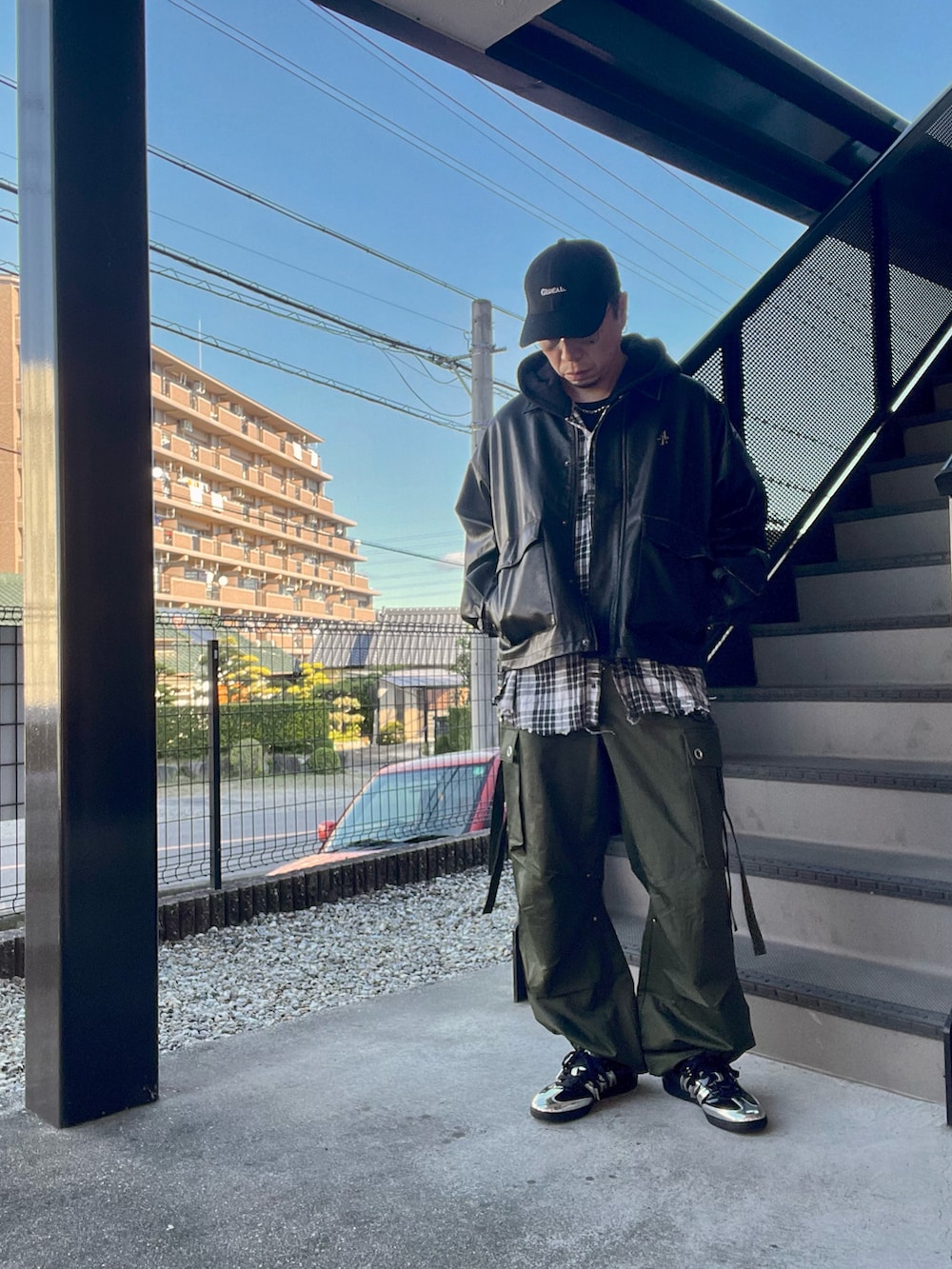 「最近のいい感じコーデ、冬アウター、キャップ、カーゴパンツ、レザージャケット、レザー、スニーカー」｜「ajouter flowの【ajouter flow】af metal logo  wash synthetic leather jacket（ブルゾン、ブラック系）」を使った、クリパン7.12さん（メンズ・169cm）の冬コーディネートの2枚目の写真