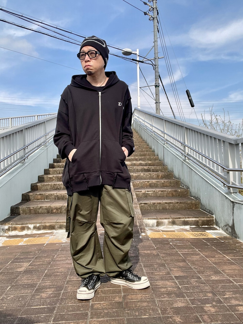 「春めき満開コーデ、リメイク、カーゴパンツ、パーカー、ビーニー、サングラス、converse、DISCOVERED、ajouterflow、インスタフォローしてね！、服好きな人と繋がりたい、厚底シューズ」｜「Jiedaの〈別注〉 J LOGO KNIT CAP/ビーニー /ギフトにおすすめ（ニットキャップ/ビーニー、ブラック系）」を使った、クリパン7.12さん（メンズ・169cm）の春コーディネートの3枚目の写真