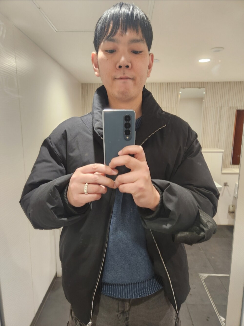 「WYM、GU、コンバース、冬コーデ、HEAT FIBER PADDED JACKET、ガーメントダイニットプルオーバー、デニムスーパーワイドカーゴパンツ、CANVAS AS J HI、8℃、さすがに冬物」｜「WYM LIDNMのMINIMAL HEAT FIBER PADDED JACKET（ダウンジャケット/コート、ブラック系）」を使った、shinn_akkunnさん（メンズ・180cm）の春コーディネートの3枚目の写真