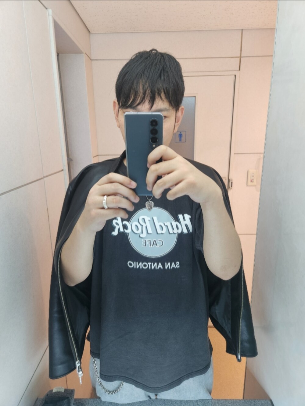 ブラック系のライダースジャケット、グレー系のTシャツ/カットソー、グレー系のデニムパンツを着用したメンズの秋コーディネートの2枚目の写真