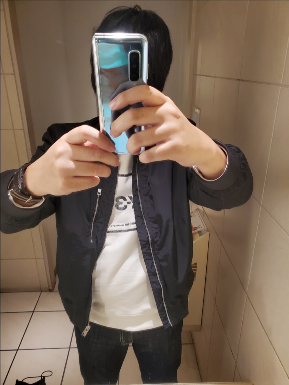 「H&M、Y-3、リーバイス、ブルゾン、U SQUARE LABEL GRAPHIC CREW SWEATSHIRT、秋コーデ」｜「H&Mのアイテム（ブルゾン、ブラック系）」を使った、shinn_akkunnさん（メンズ・180cm）の冬コーディネートの2枚目の写真