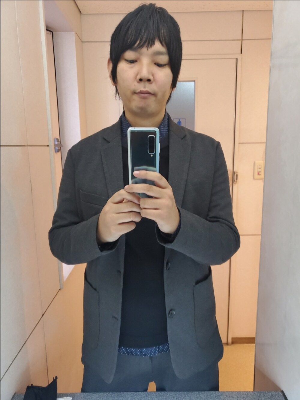 「ナノユニバース、+J、H&M、アディダス、ストレッチポンチセットアップ、レキシコン、秋コーデ」｜「NANO universeのアイテム（セットアップ、グレー系）」を使った、shinn_akkunnさん（メンズ・180cm）の冬コーディネートの3枚目の写真