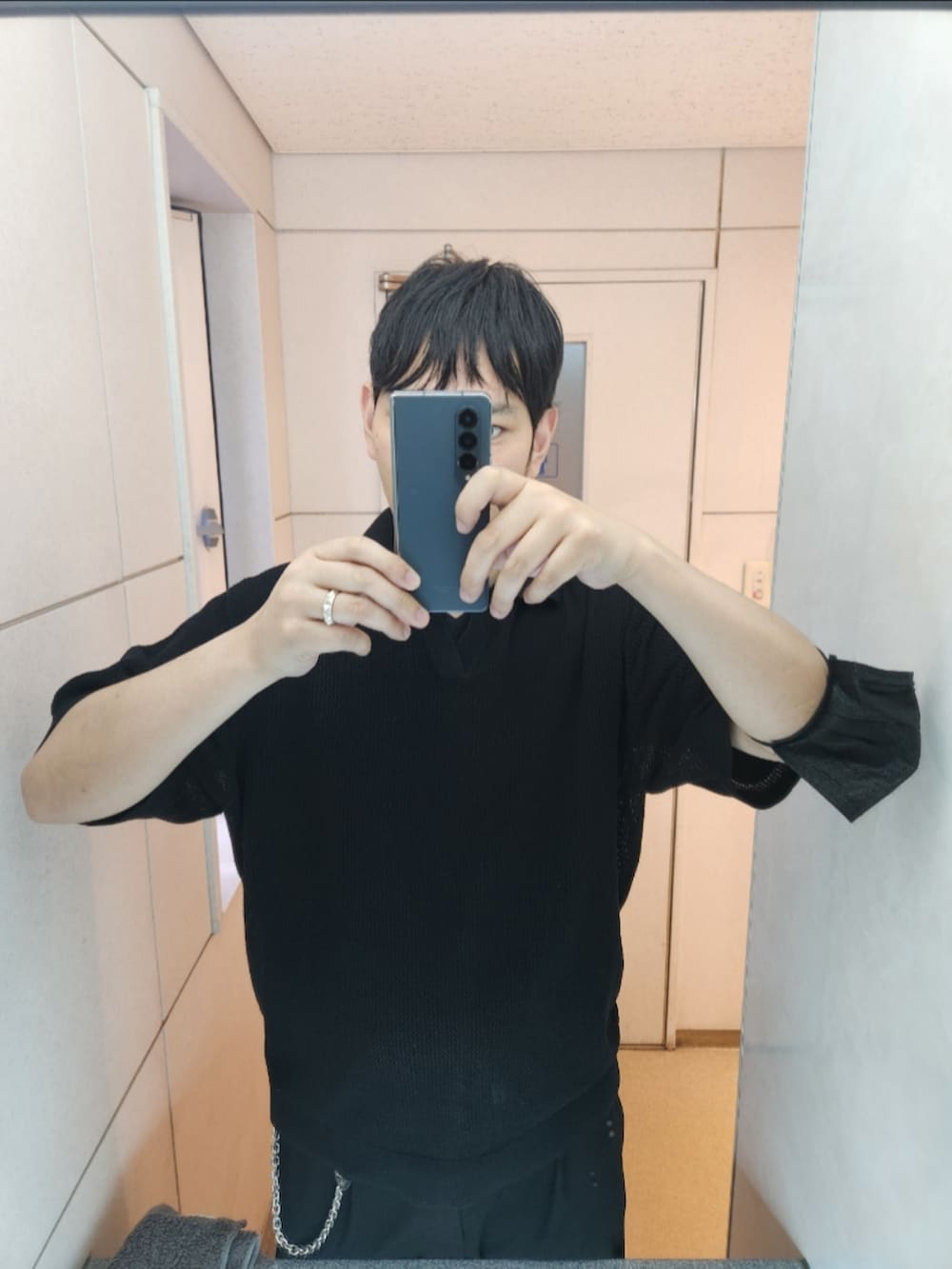 「メッシュニットスキッパーポロ、エアリズムコットンリラックスフィットVネックT、タックワイドパンツ、CANVAS AS J HI、夏コーデ、GU、ユニクロ、コンバース、真っ黒、アクセサリーを見せる感じ」｜「GUのアイテム（ポロシャツ、ブラック系）」を使った、shinn_akkunnさん（メンズ・180cm）の春コーディネートの2枚目の写真