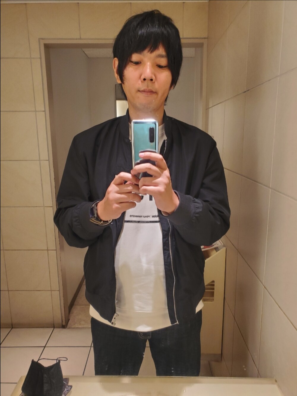 「H&M、Y-3、リーバイス、ブルゾン、U SQUARE LABEL GRAPHIC CREW SWEATSHIRT、秋コーデ」｜「H&Mのアイテム（ブルゾン、ブラック系）」を使った、shinn_akkunnさん（メンズ・180cm）の冬コーディネートの3枚目の写真