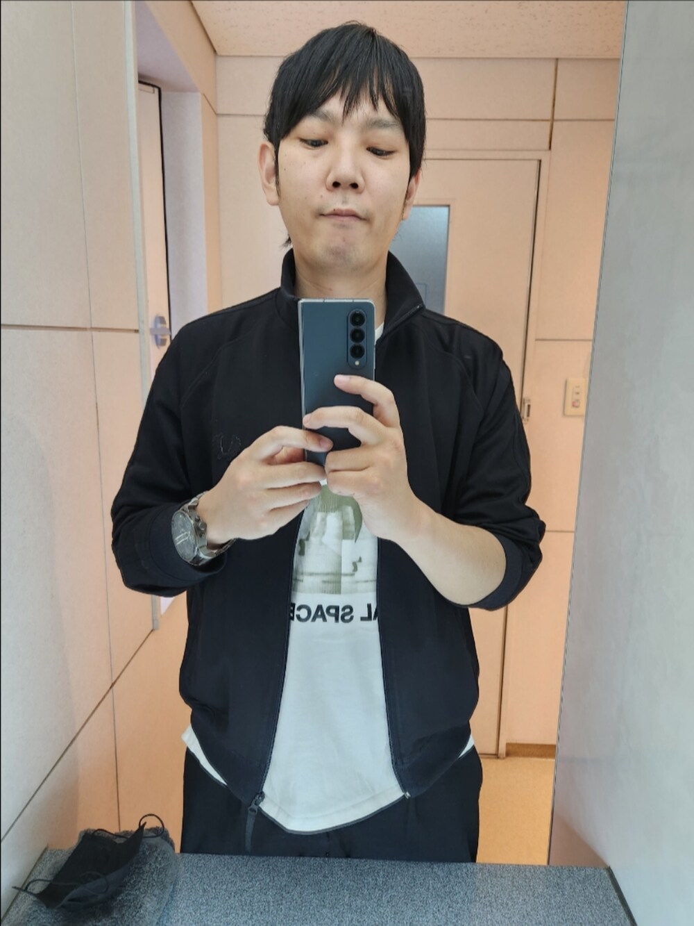 「フレッドペリー、WIZZARD、ユニクロ、コンバース、春コーデ、トラックジャケット、GRAPHIC T-SHIRT、タックワイドパンツ、ALLSTAR J HI」｜「FRED PERRYのアイテム（その他アウター、ブラック系）」を使った、shinn_akkunnさん（メンズ・180cm）の春コーディネートの3枚目の写真