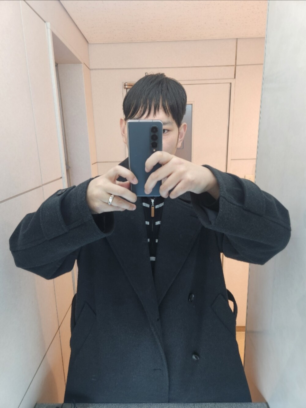 「WYM、フリークスストア、GU、アディダス、冬コーデ、WRAP COAT、FOX3ラインボーダーZIPポロ、デニムスーパーワイドカーゴパンツ、レキシコン、今日は春物で行く！」｜「WYM LIDNMのアイテム（その他アウター、グレー系）」を使った、shinn_akkunnさん（メンズ・180cm）の春コーディネートの2枚目の写真