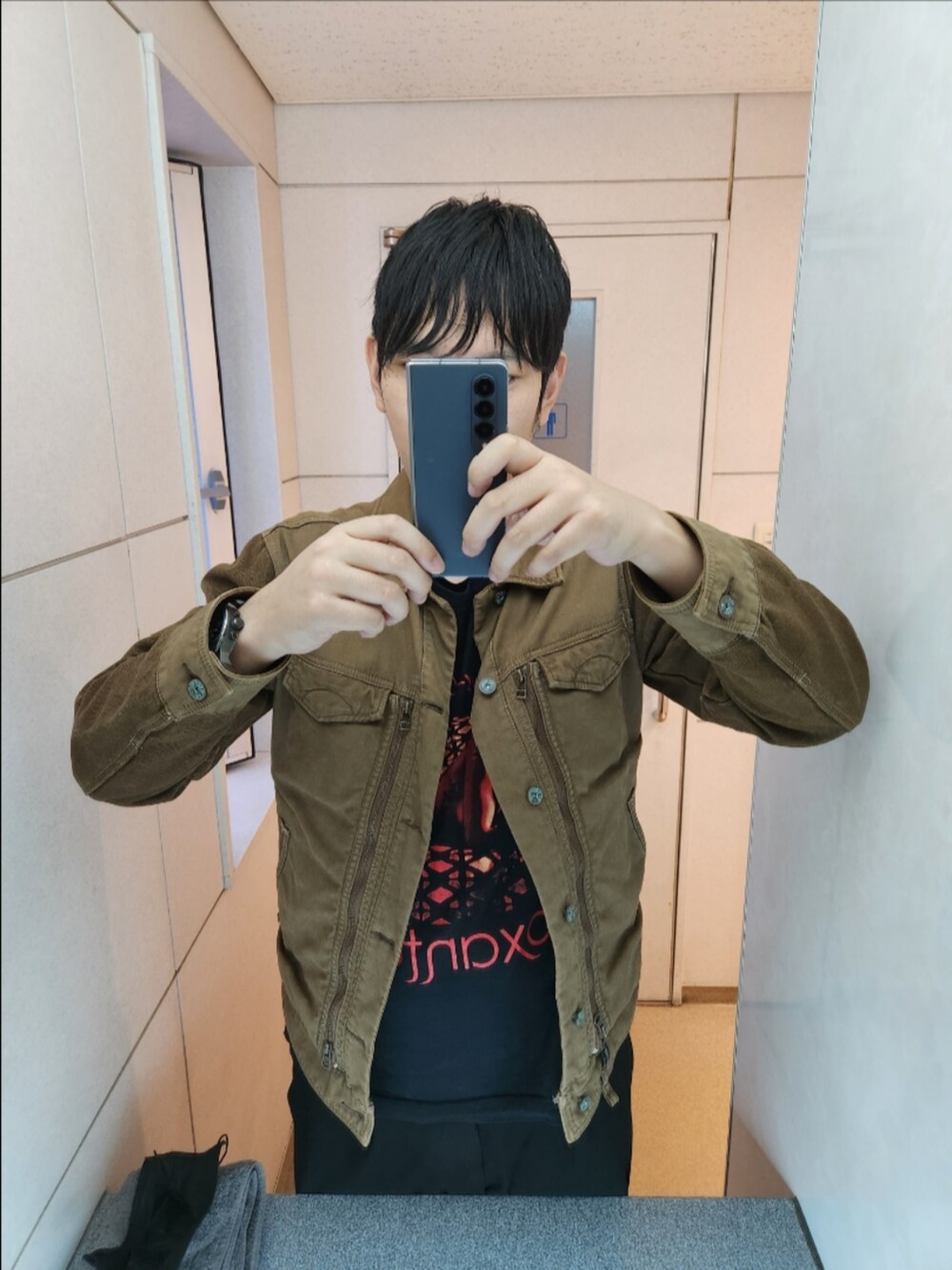 「マリテフランソワジルボー、Noxantes、ユニクロ、コンバース、初秋コーデ、ブルゾン、Tee、タックワイドパンツ、CANVAS AS J HI、マスタード」｜「MARITHE + FRANCOIS GIRBAUDのアイテム（ブルゾン、ベージュ系）」を使った、shinn_akkunnさん（メンズ・180cm）の秋コーディネートの2枚目の写真