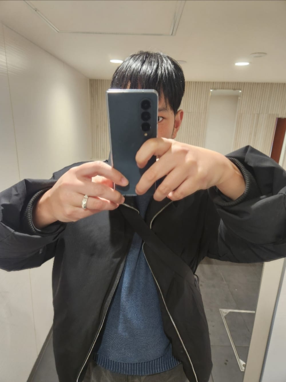 「WYM、GU、コンバース、冬コーデ、HEAT FIBER PADDED JACKET、ガーメントダイニットプルオーバー、デニムスーパーワイドカーゴパンツ、CANVAS AS J HI、8℃、さすがに冬物」｜「WYM LIDNMのMINIMAL HEAT FIBER PADDED JACKET（ダウンジャケット/コート、ブラック系）」を使った、shinn_akkunnさん（メンズ・180cm）の春コーディネートの2枚目の写真