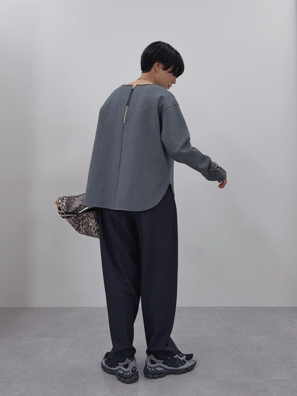 グレー系のTシャツ/カットソー、グレー系のその他パンツ、その他のトートバッグを着用したレディースの夏コーディネートの5枚目の写真