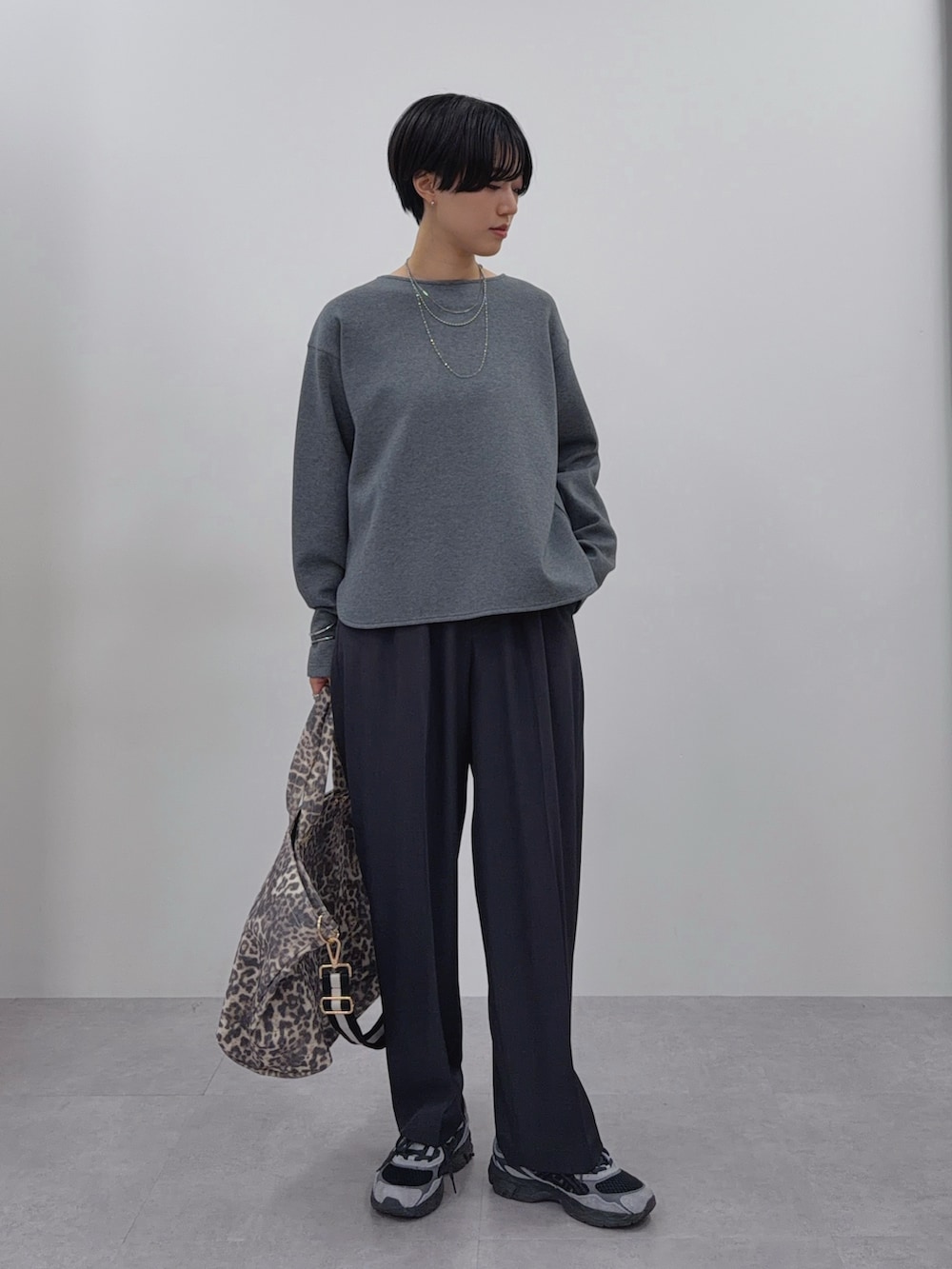 グレー系のTシャツ/カットソー、グレー系のその他パンツ、その他のトートバッグを着用したレディースの夏コーディネートの3枚目の写真