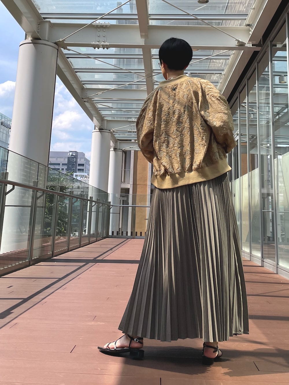 ブラウン系のジャンパースカート、ベージュ系のジャンパースカート、グレー系のキャミソールを着用したレディースの夏コーディネートの3枚目の写真