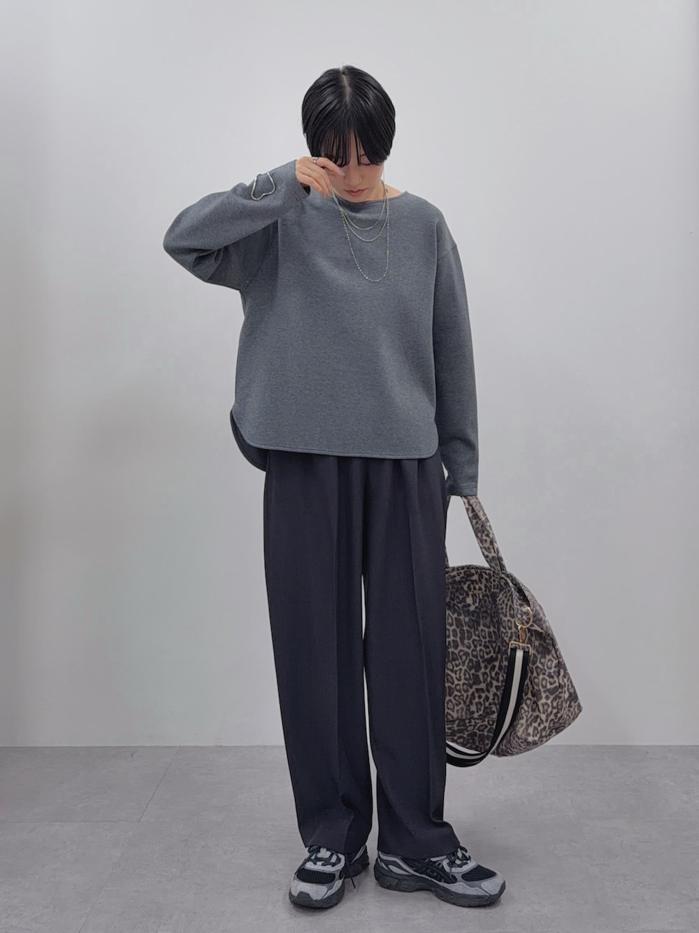 グレー系のTシャツ/カットソー、グレー系のその他パンツ、その他のトートバッグを着用したレディースの夏コーディネートの2枚目の写真