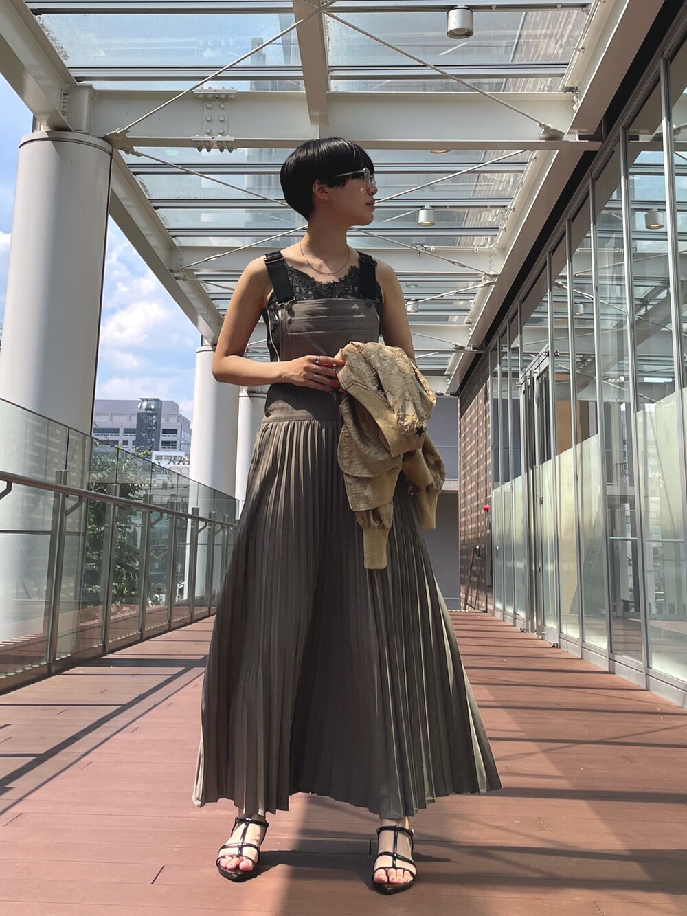 ブラウン系のジャンパースカート、ベージュ系のジャンパースカート、グレー系のキャミソールを着用したレディースの夏コーディネートの6枚目の写真
