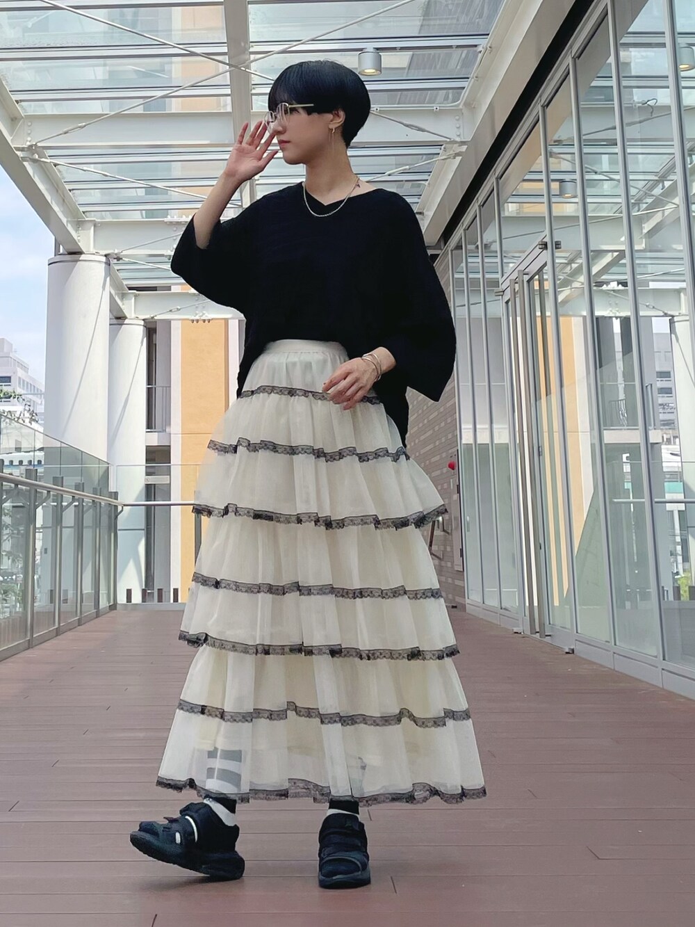 ホワイト系のスカート、ホワイト系のスカート、ブラック系のチュニックを着用したレディースの秋コーディネートの6枚目の写真