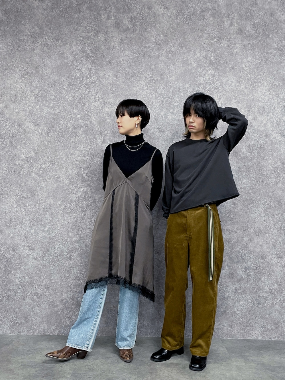 ブルー系のデニムパンツ、ブラック系のニット/セーター、ブラウン系のワンピースを着用したレディースの秋コーディネートの9枚目の写真