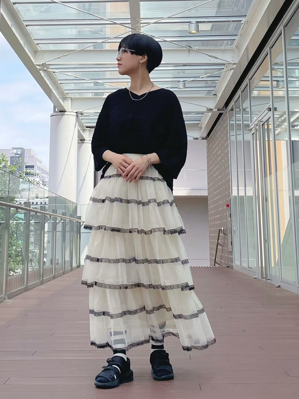 ホワイト系のスカート、ホワイト系のスカート、ブラック系のチュニックを着用したレディースの秋コーディネートの4枚目の写真