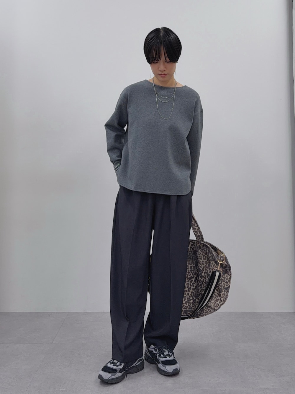 グレー系のTシャツ/カットソー、グレー系のその他パンツ、その他のトートバッグを着用したレディースの夏コーディネートの4枚目の写真