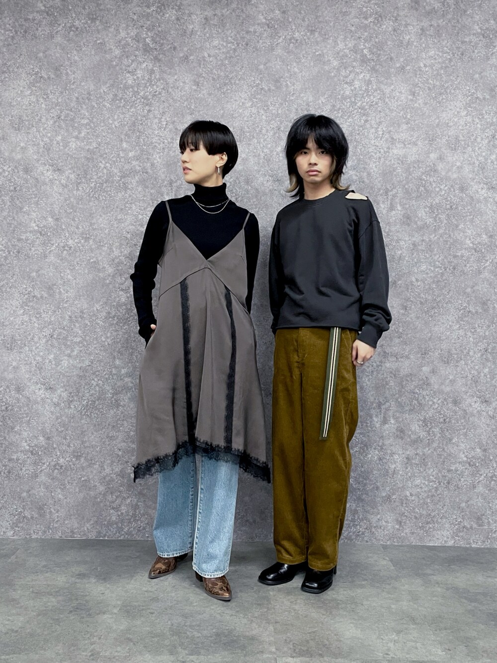 ブルー系のデニムパンツ、ブラック系のニット/セーター、ブラウン系のワンピースを着用したレディースの秋コーディネートの8枚目の写真