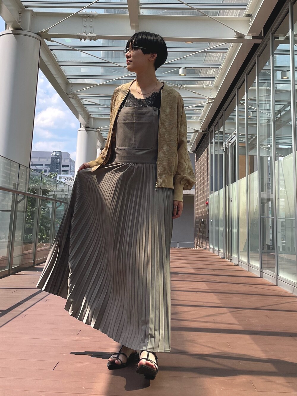 ブラウン系のジャンパースカート、ベージュ系のジャンパースカート、グレー系のキャミソールを着用したレディースの夏コーディネートの2枚目の写真