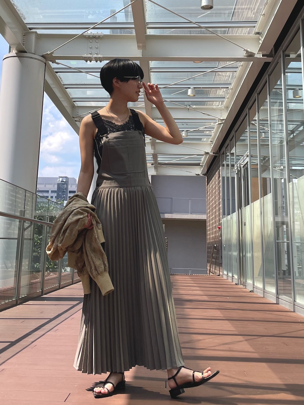 ブラウン系のジャンパースカート、ベージュ系のジャンパースカート、グレー系のキャミソールを着用したレディースの夏コーディネートの4枚目の写真