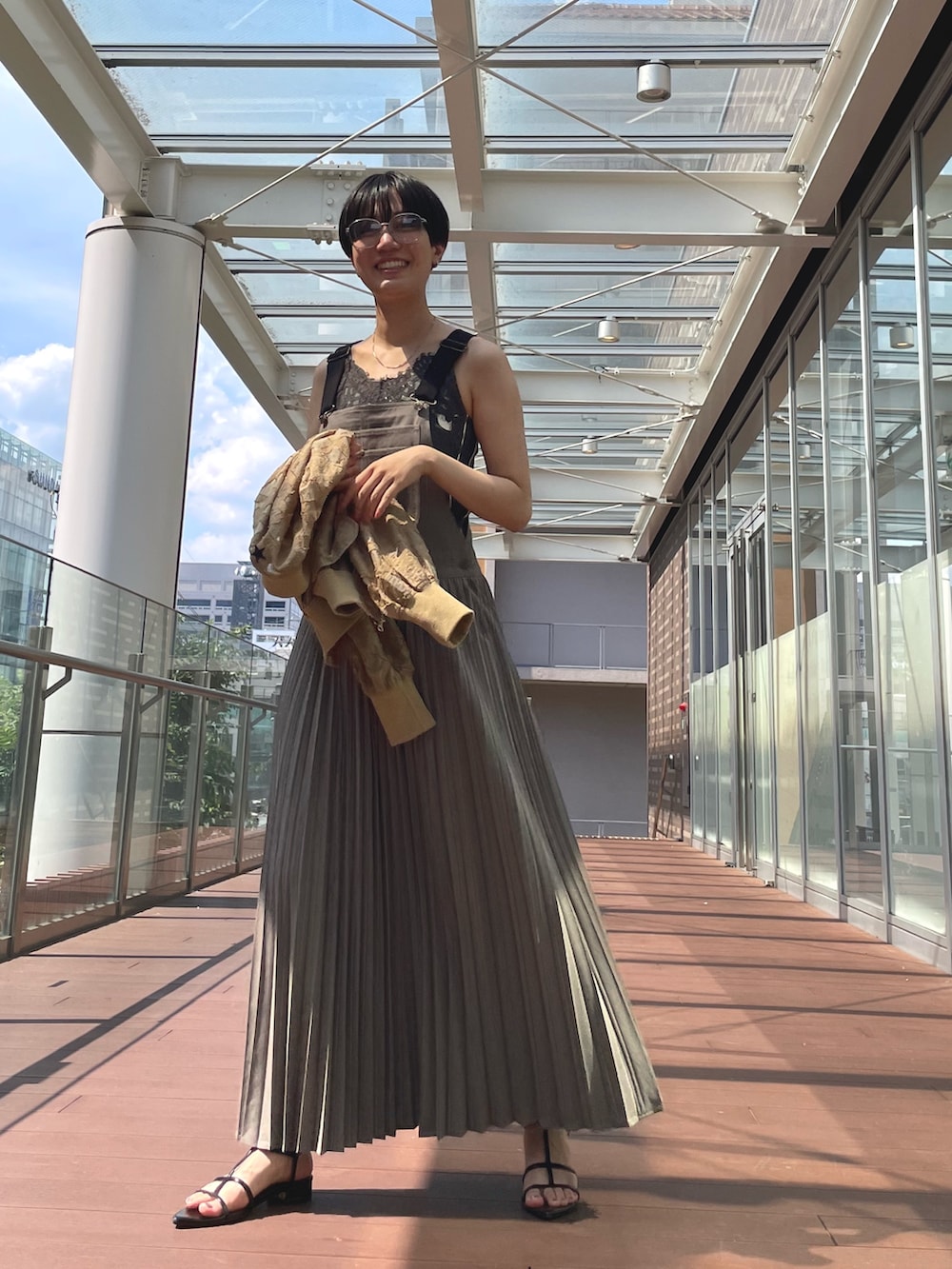 ブラウン系のジャンパースカート、ベージュ系のジャンパースカート、グレー系のキャミソールを着用したレディースの夏コーディネートの5枚目の写真