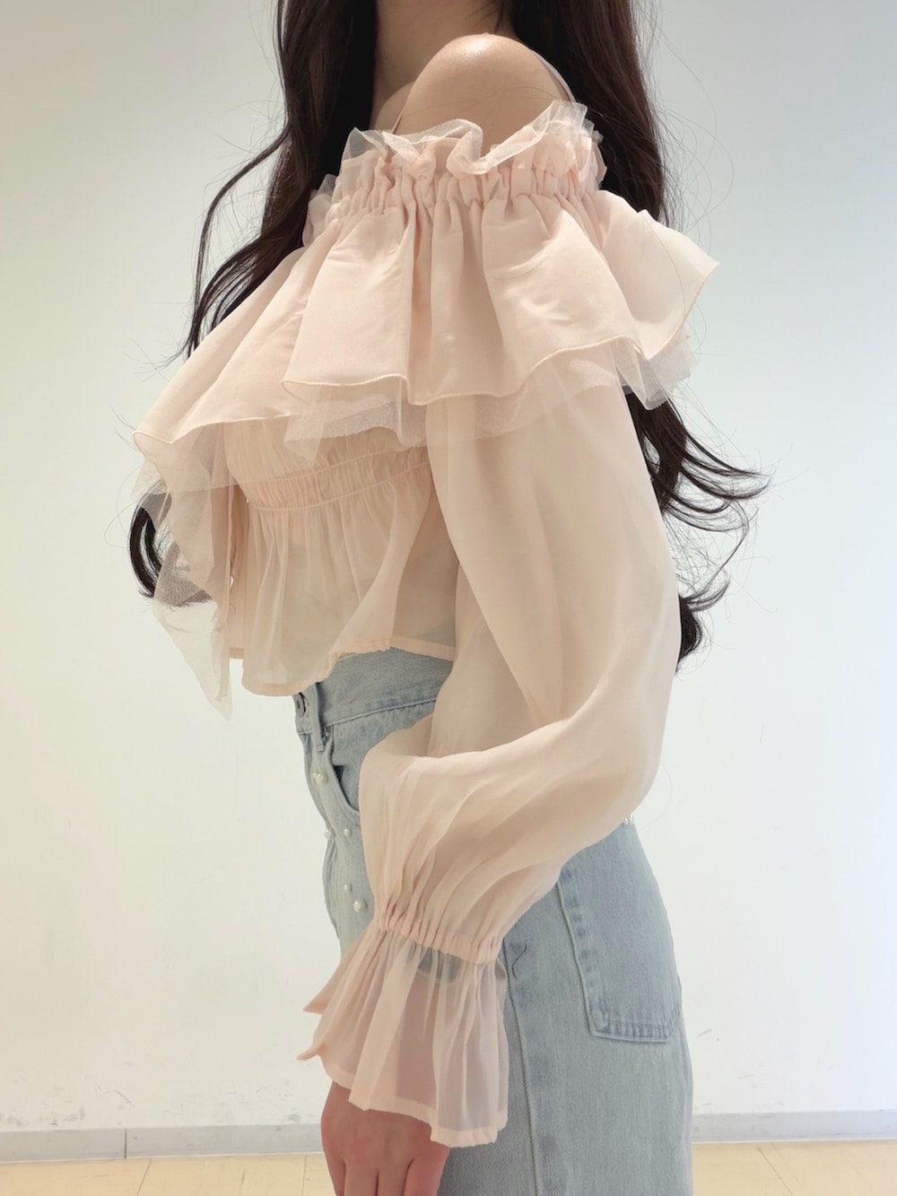 ピンク系のシャツ/ブラウス、ブルー系のデニムパンツ、ブラウン系のハンドバッグを着用したレディースの春コーディネートの8枚目の写真