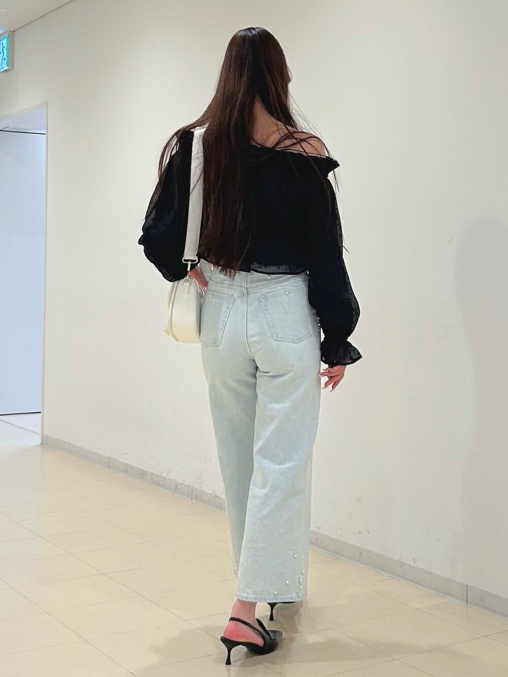 ブルー系のデニムパンツ、その他のシャツ/ブラウス、ブラック系のパンプスを着用したレディースの春コーディネートの6枚目の写真