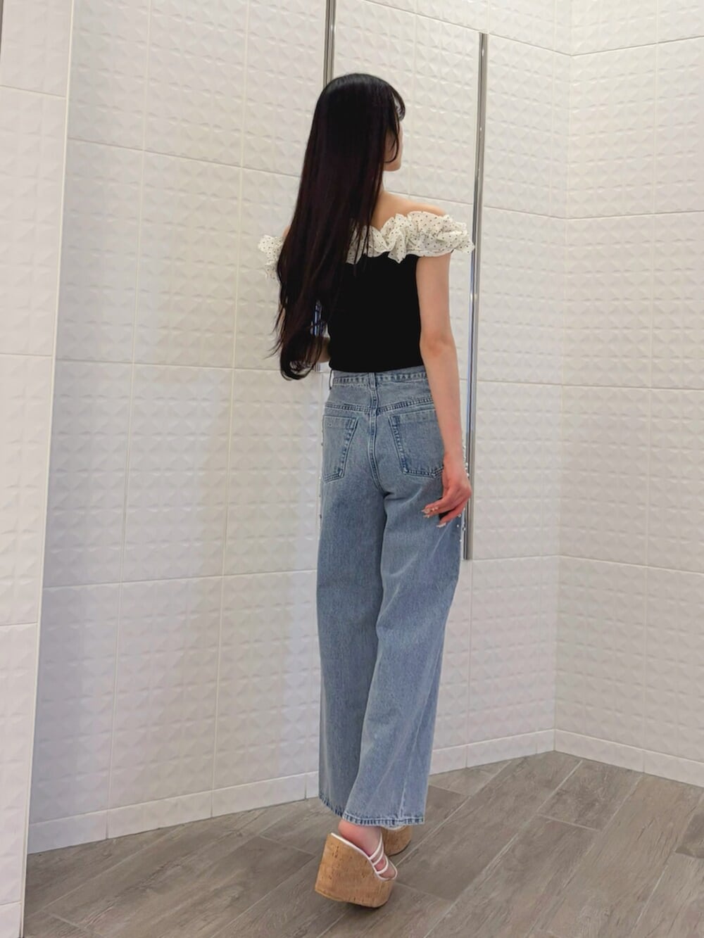 その他のサンダル、ブルー系のデニムパンツ、その他のニット/セーターを着用したレディースの夏コーディネートの3枚目の写真
