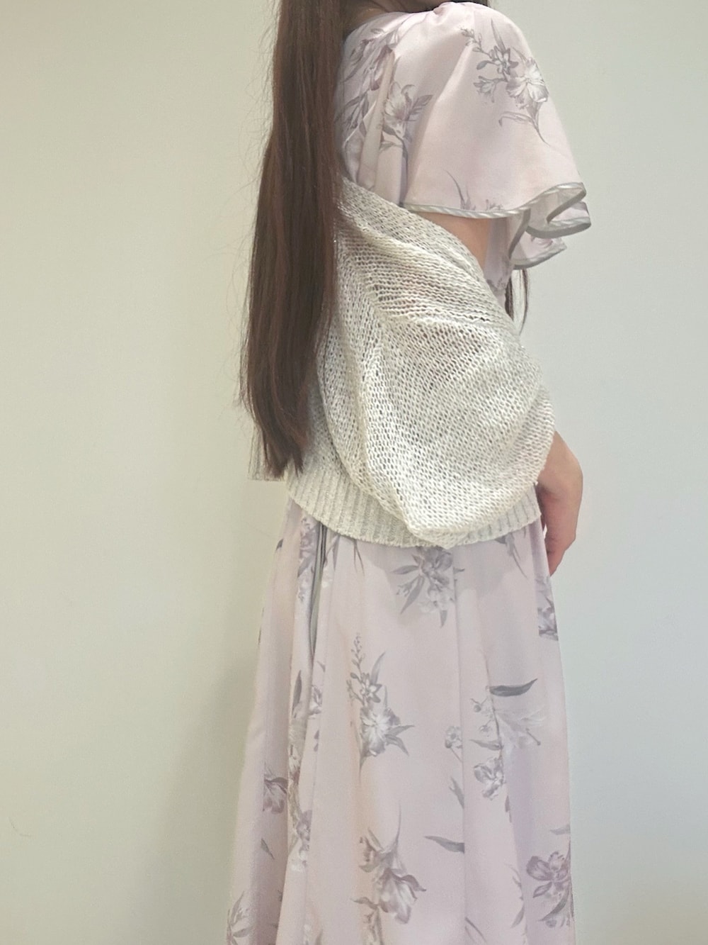 ピンク系のワンピース、ホワイト系のパンプス、ホワイト系のハンドバッグを着用したレディースの夏コーディネートの6枚目の写真