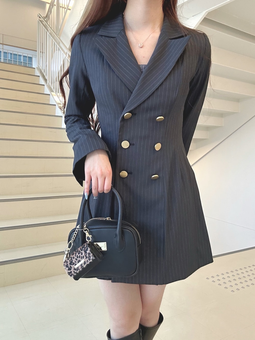 ブラック系のブーツ、グレー系のワンピース、グレー系のワンピースを着用したレディースの夏コーディネートの5枚目の写真