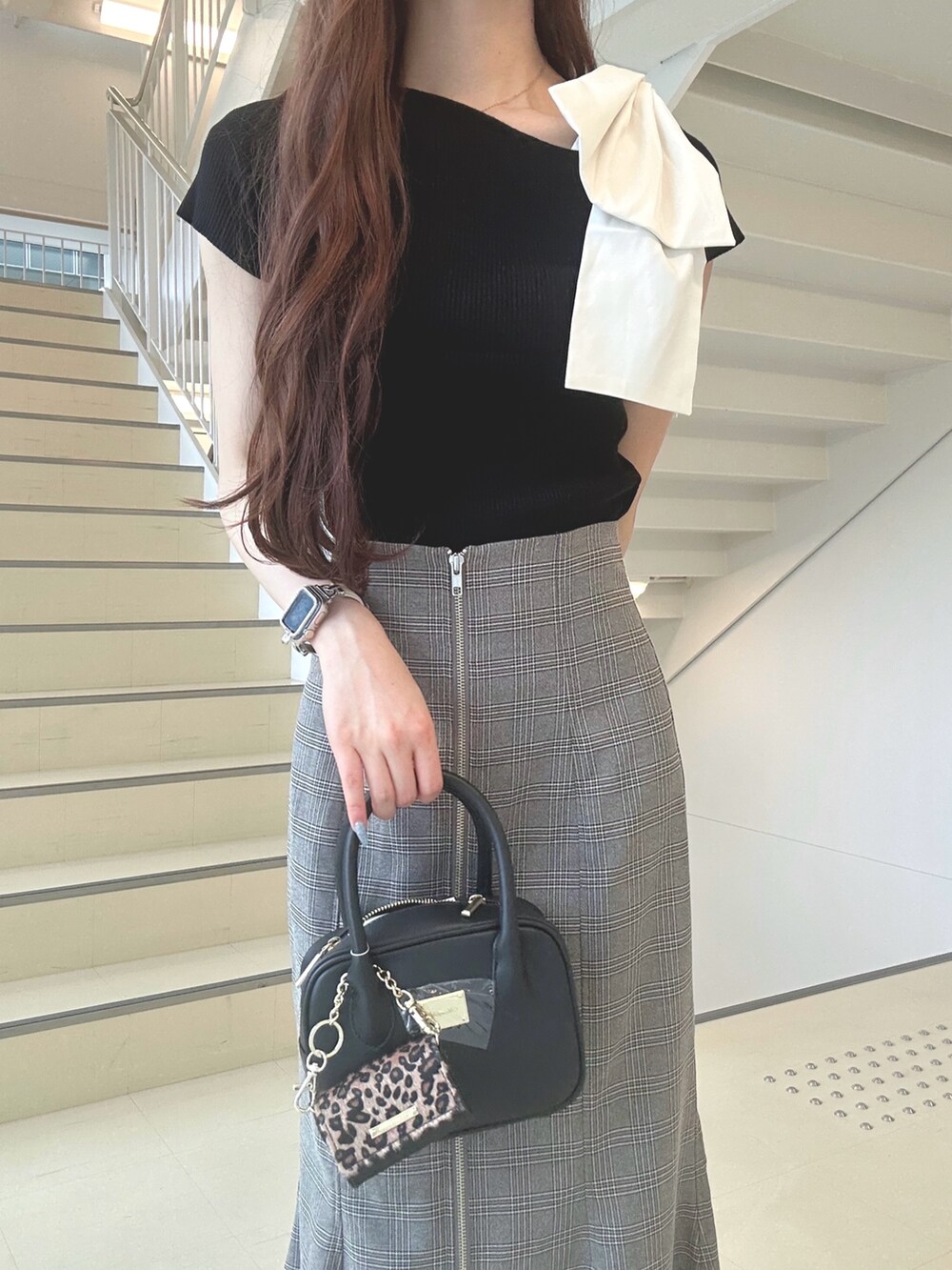 グレー系のパンプス、その他のスカート、ブラック系のニット/セーターを着用したレディースの夏コーディネートの5枚目の写真