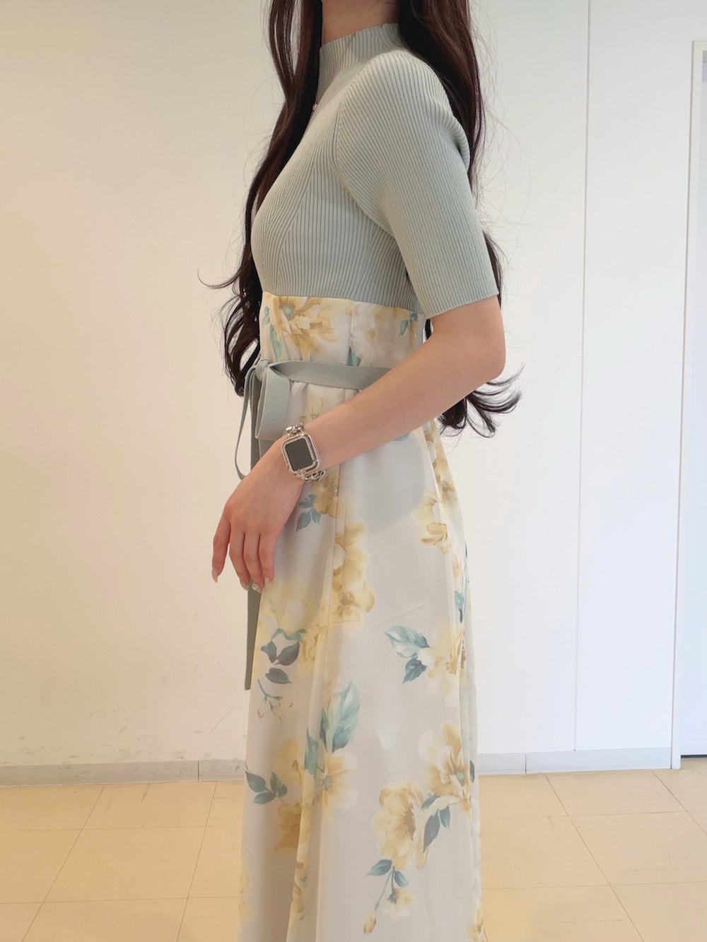 グリーン系のワンピース、ブルー系のデニムジャケット、ブラウン系のハンドバッグを着用したレディースの春コーディネートの8枚目の写真