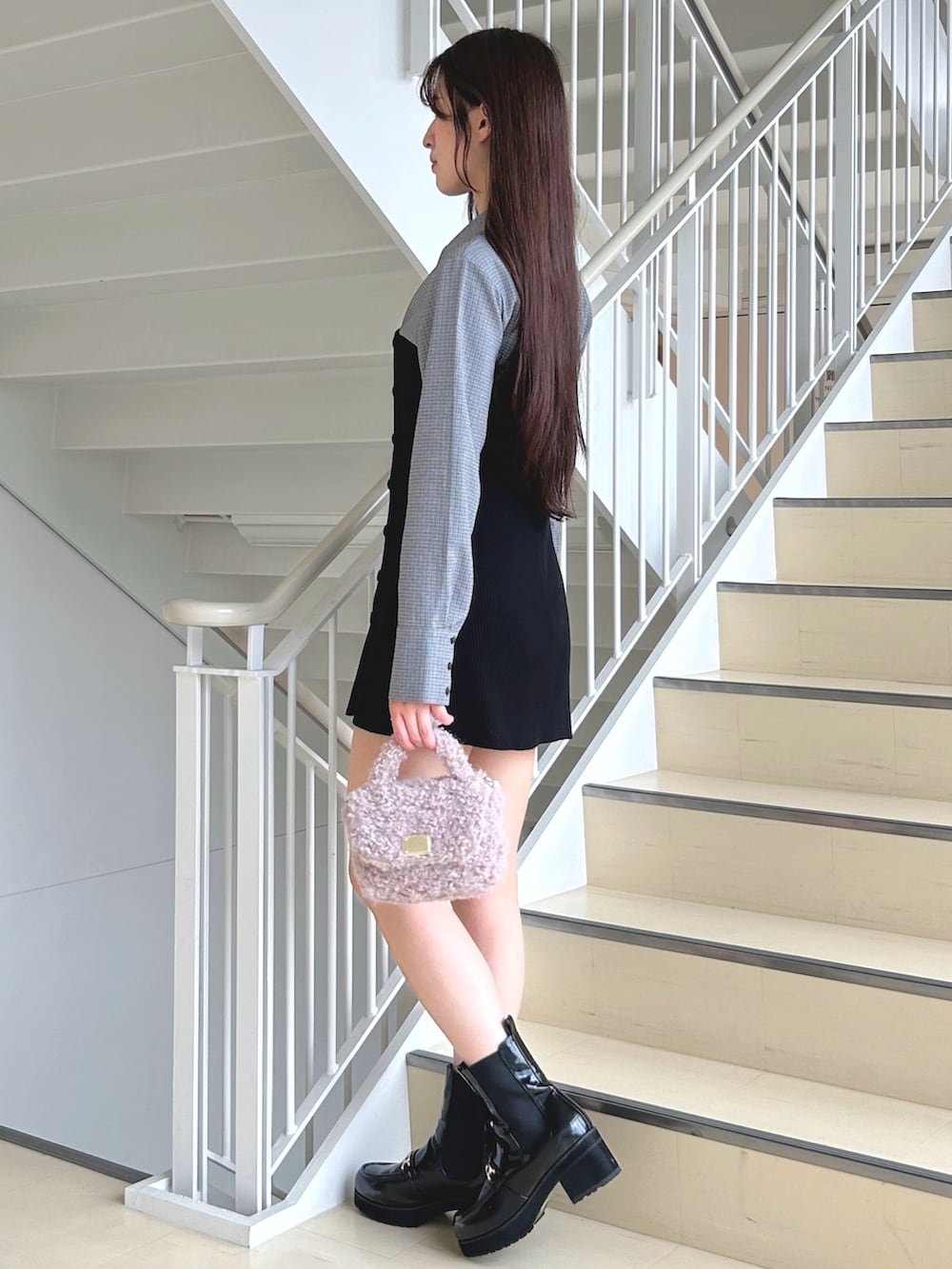 その他のワンピース、ピンク系のハンドバッグ、ブラック系のブーツを着用したレディースの秋コーディネートの2枚目の写真