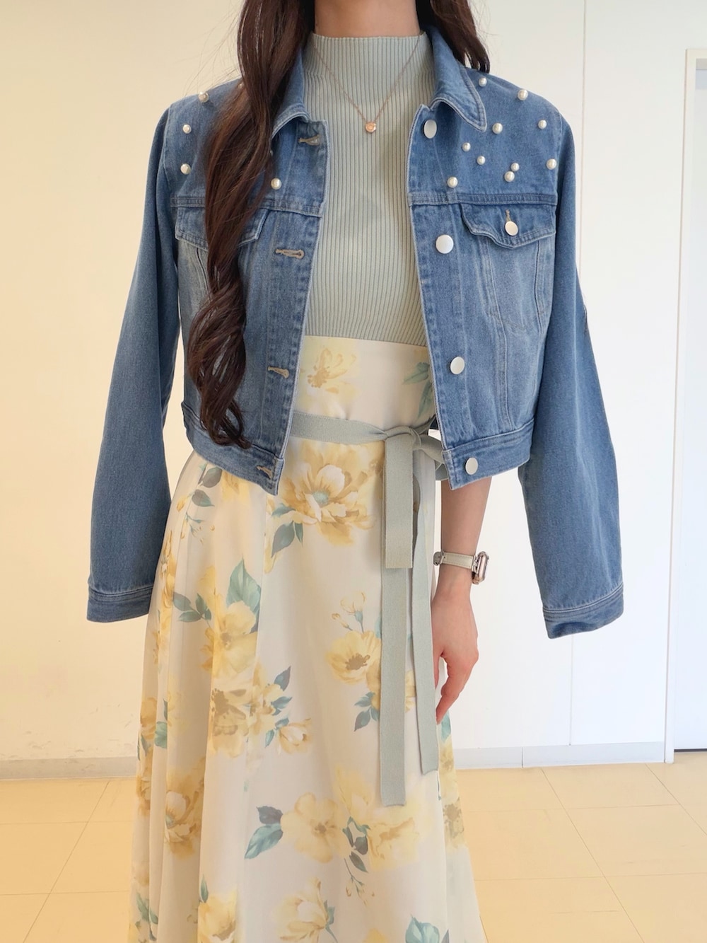 グリーン系のワンピース、ブルー系のデニムジャケット、ブラウン系のハンドバッグを着用したレディースの春コーディネートの6枚目の写真