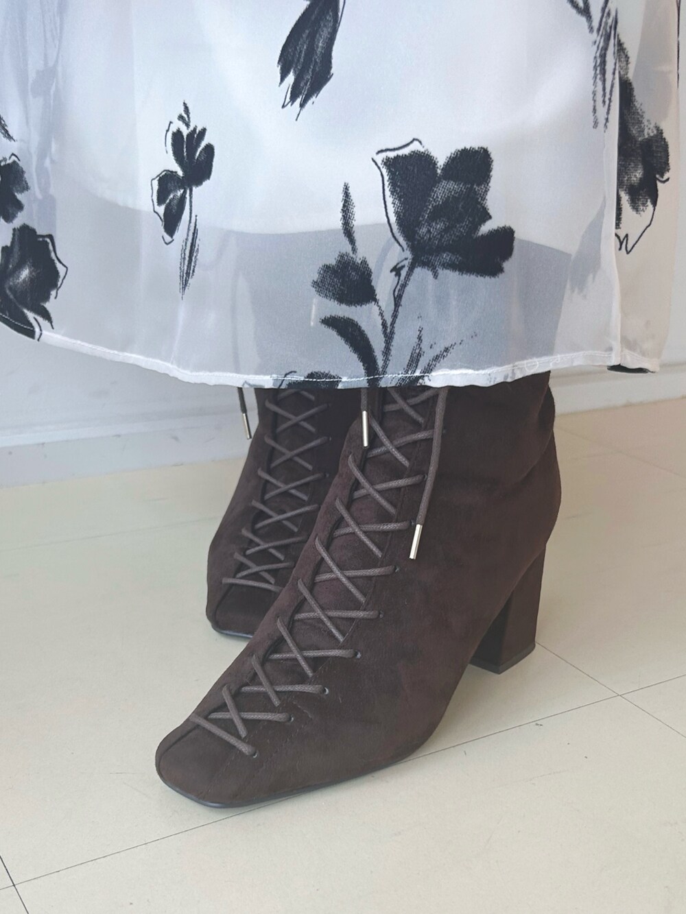 ホワイト系のスカート、ベージュ系のニット/セーター、ピンク系のハンドバッグを着用したレディースの秋コーディネートの8枚目の写真