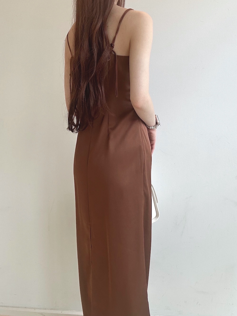 ブラウン系のワンピース、ホワイト系のチューブトップ、ホワイト系のハンドバッグを着用したレディースの夏コーディネートの7枚目の写真