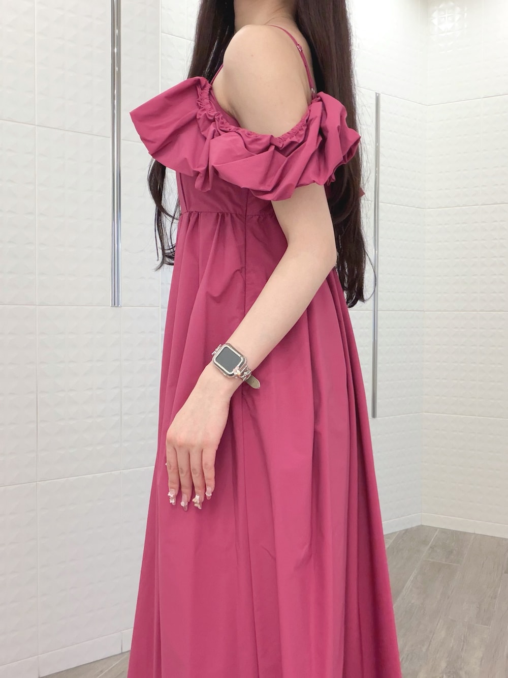 ピンク系のワンピース、その他のサンダル、ベージュ系のハンドバッグを着用したレディースの夏コーディネートの5枚目の写真