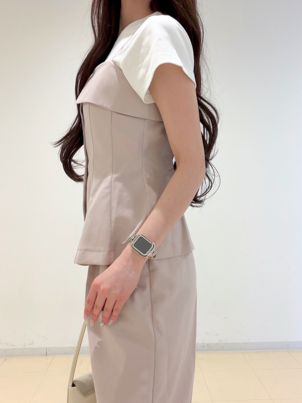 ピンク系のつなぎ/オールインワン、ホワイト系のTシャツ/カットソー、ホワイト系のハンドバッグを着用したレディースの春コーディネートの5枚目の写真