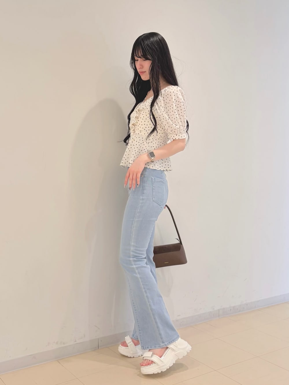 ホワイト系のシャツ/ブラウス、ホワイト系のキャミソール、ブルー系のその他パンツを着用したレディースの夏コーディネートの2枚目の写真