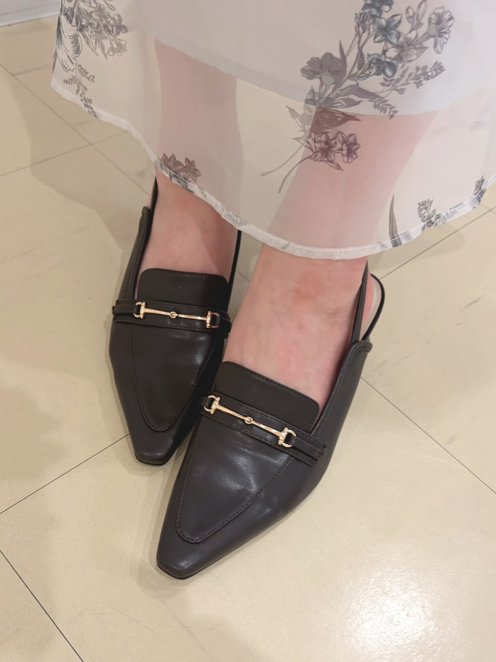 パープル系のワンピース、ホワイト系のショルダーバッグ、ブラウン系のパンプスを着用したレディースの冬コーディネートの6枚目の写真