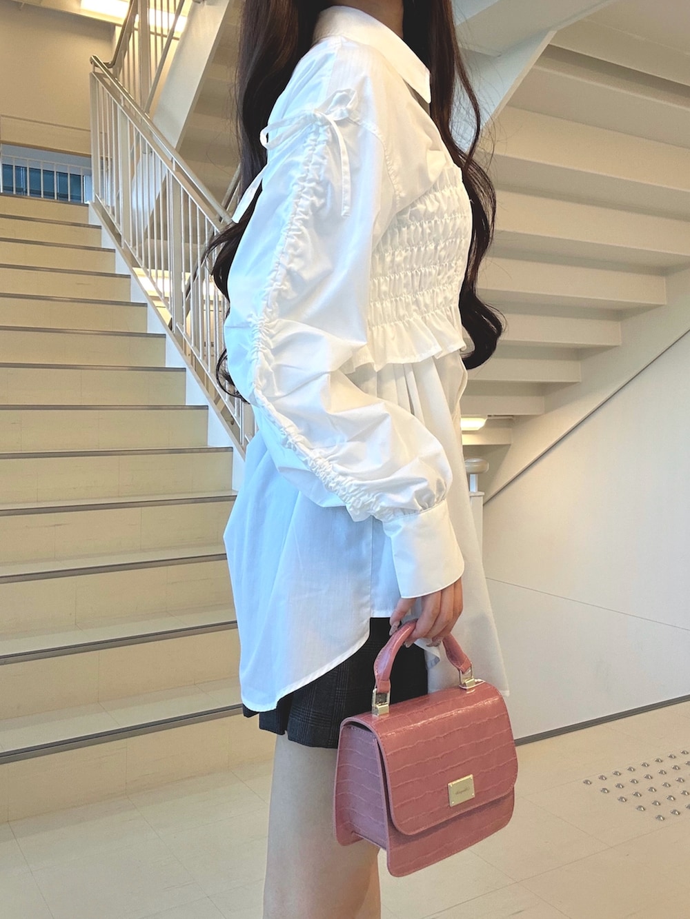 ホワイト系のシャツ/ブラウス、グレー系のスカート、ピンク系のハンドバッグを着用したレディースの秋コーディネートの6枚目の写真