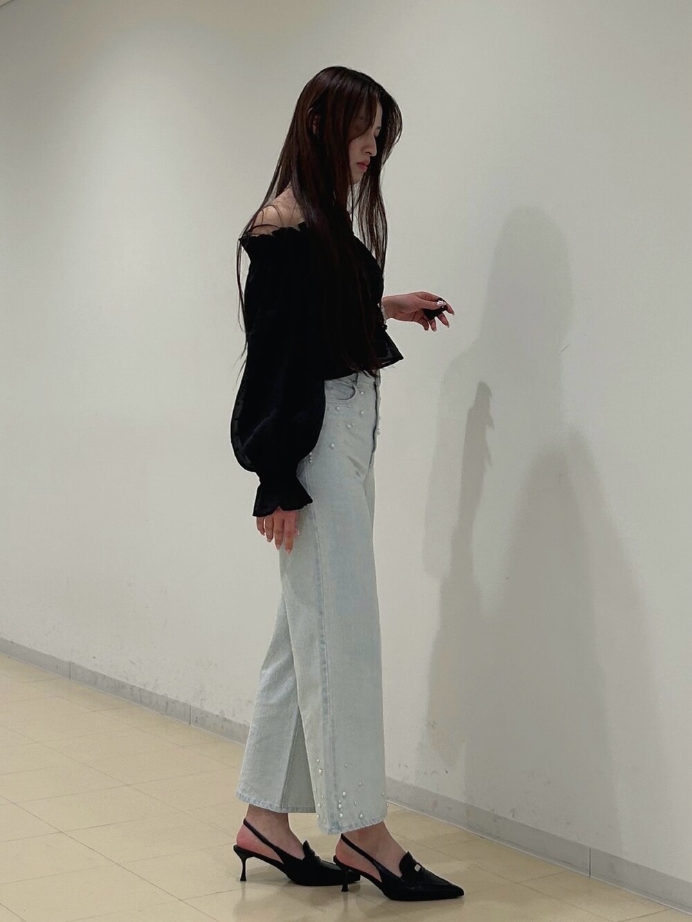 ブルー系のデニムパンツ、その他のシャツ/ブラウス、ブラック系のパンプスを着用したレディースの春コーディネートの2枚目の写真