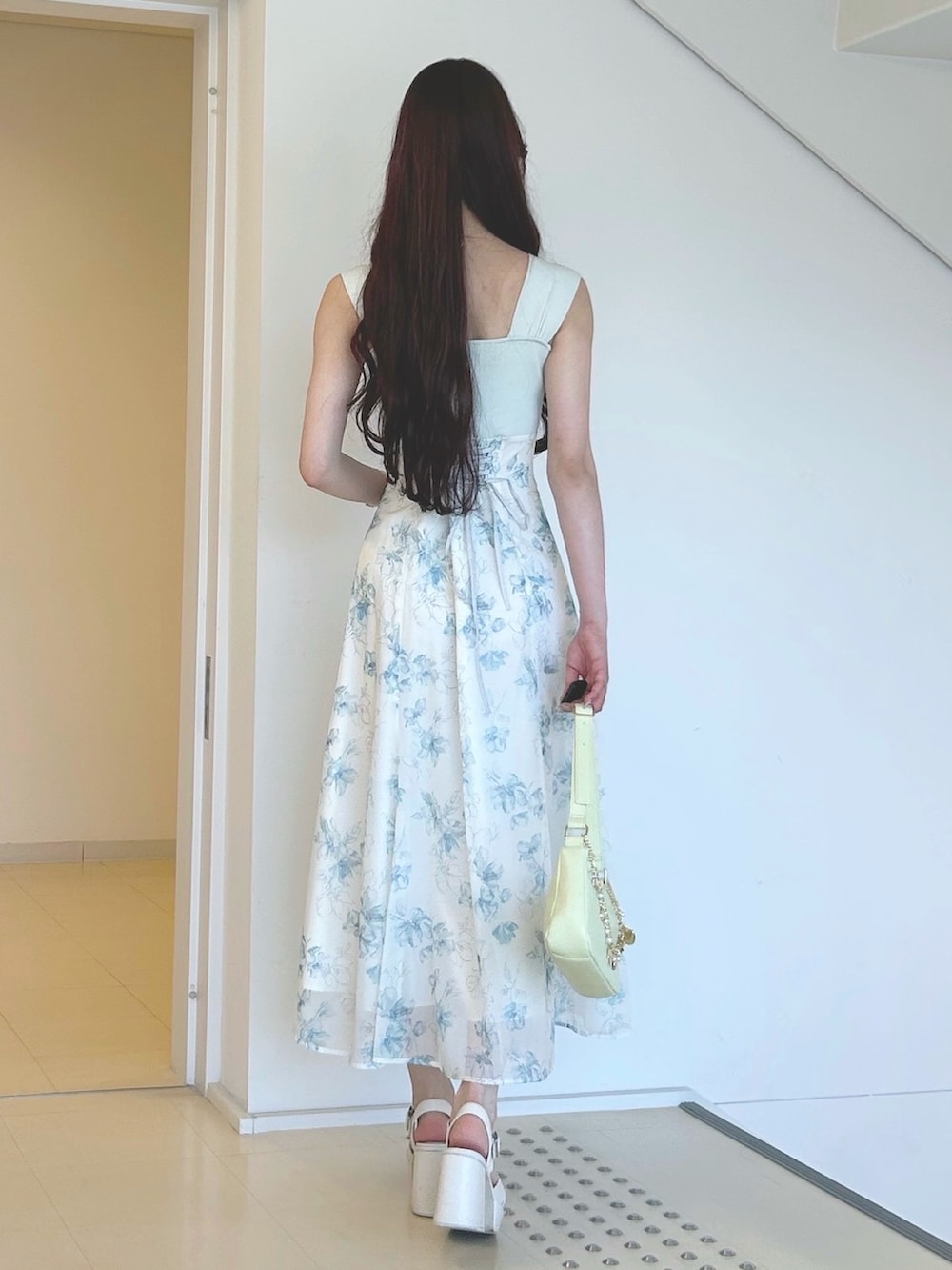 グリーン系のワンピース、グリーン系のハンドバッグ、ホワイト系のサンダルを着用したレディースの夏コーディネートの4枚目の写真