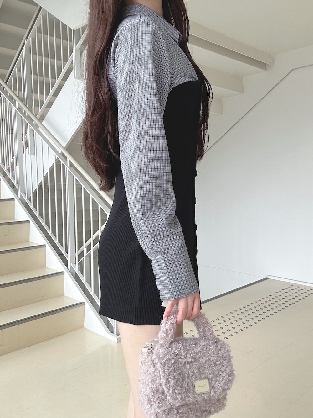 その他のワンピース、ピンク系のハンドバッグ、ブラック系のブーツを着用したレディースの秋コーディネートの6枚目の写真