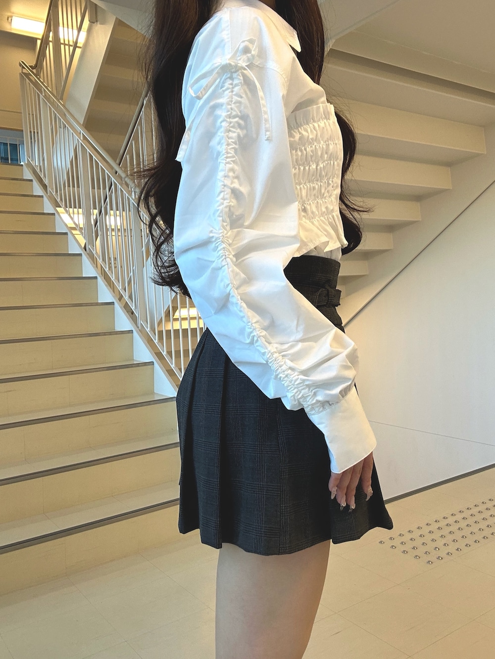 ホワイト系のシャツ/ブラウス、グレー系のスカート、ピンク系のハンドバッグを着用したレディースの秋コーディネートの8枚目の写真