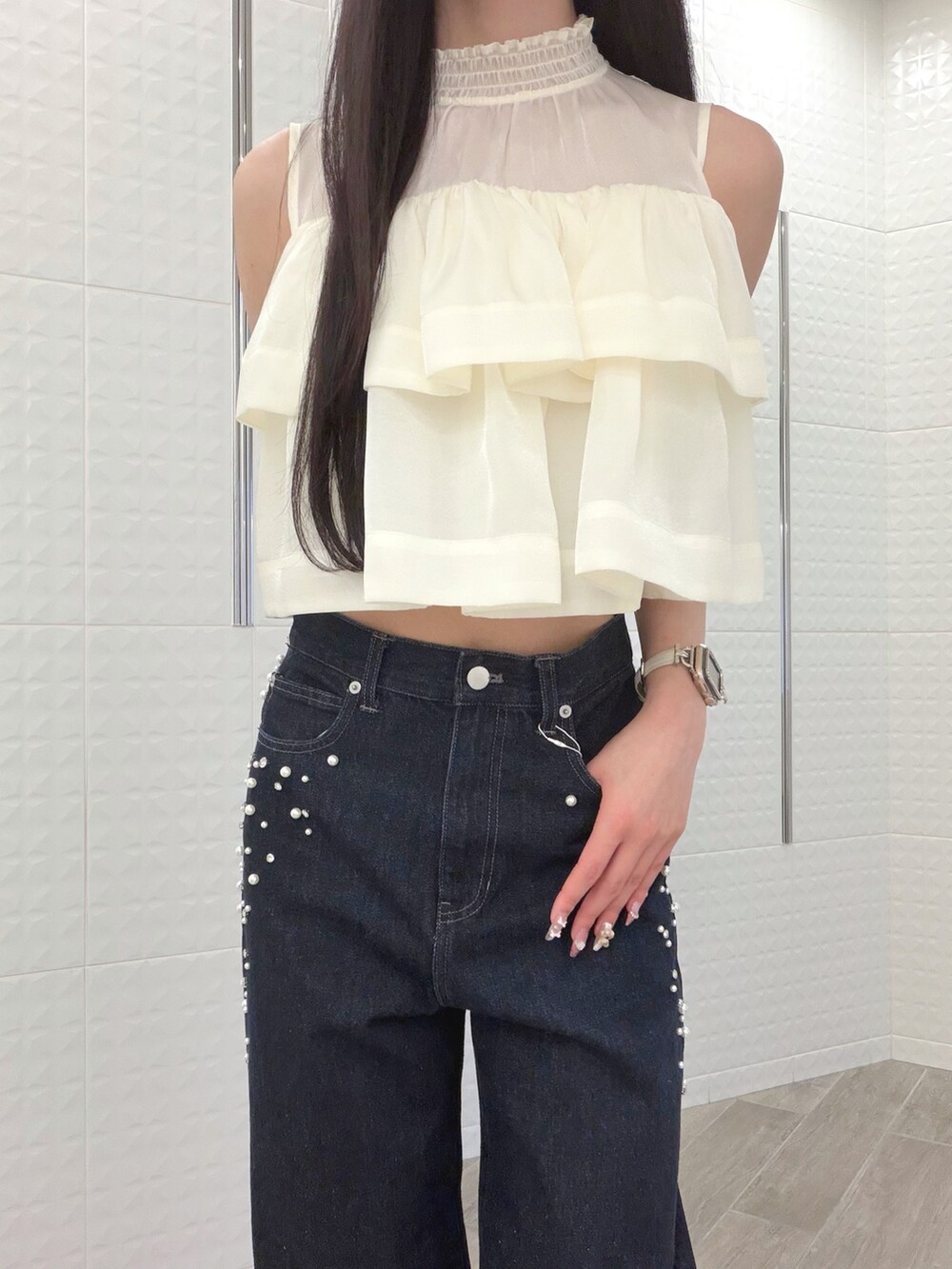 ブルー系のデニムパンツ、その他のサンダル、ホワイト系のキャミソールを着用したレディースの夏コーディネートの4枚目の写真