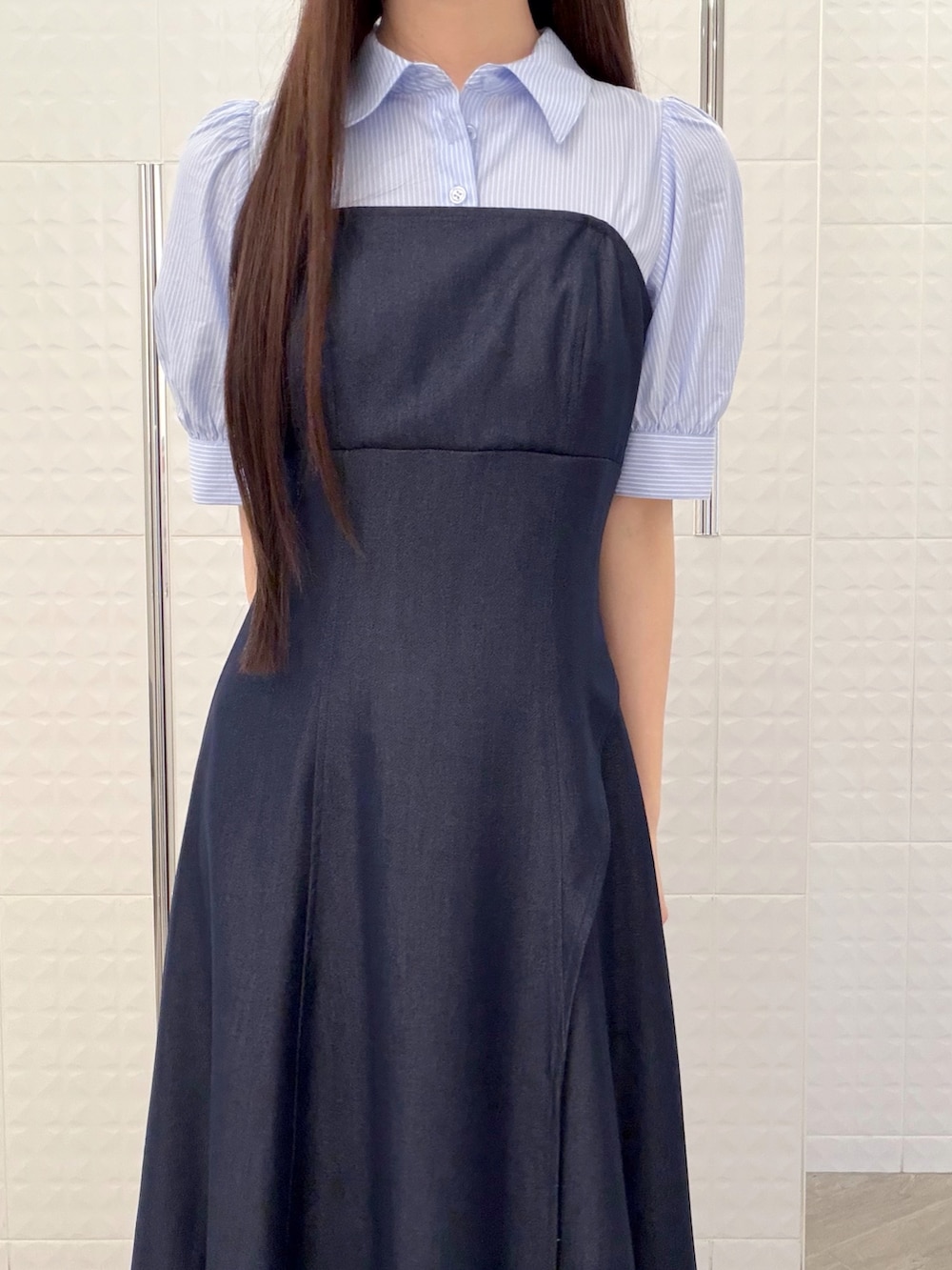 ブルー系のワンピース、ホワイト系のパンプス、ベージュ系のハンドバッグを着用したレディースの春コーディネートの7枚目の写真